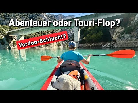 Kajakfahren in der Verdonschlucht mit Hund und Blick auf die Felsen.