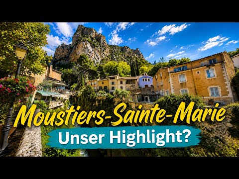 Charmantes Dorf vor beeindruckender Felsformation in Moustiers-Sainte-Marie.