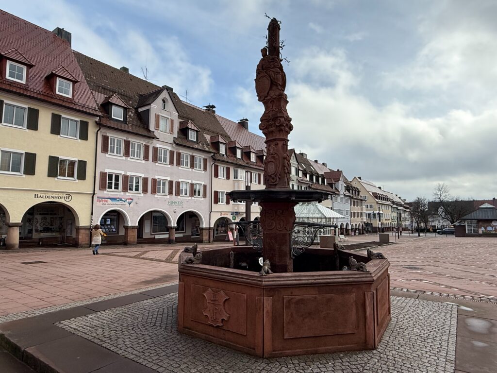 Marktplatz mit Akardengängen in Freudenstadt