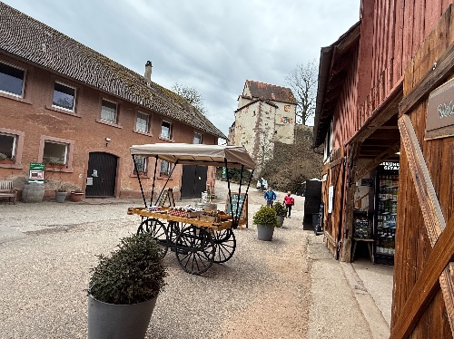 Blick auf Stauferburg und davor Hofladen mit regionalen Produkten