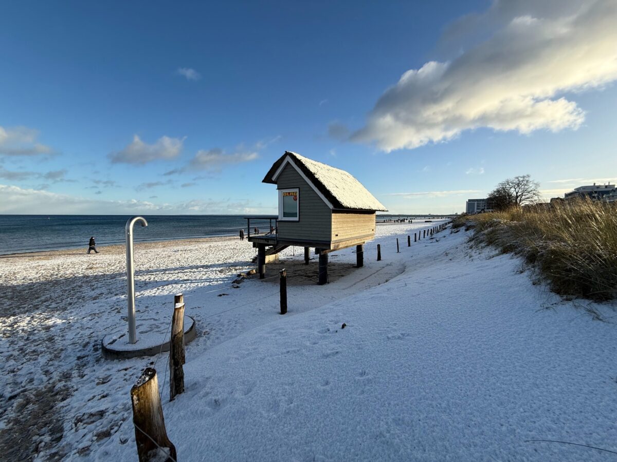verschneiter Strand in Scharbeutz